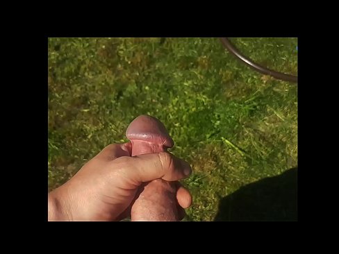❤️ Hot Hottie bekommt ihre rosa Pussy gefickt und spritzt in einem Sommergarten ab ❌ Fucking video bei uns ❌