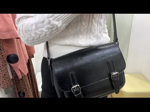 ❤️ Öffentliche Masturbation der jungen Schlampe FeralBerry mit einem Dildo in der Umkleidekabine ❌ Fucking video bei uns ❌