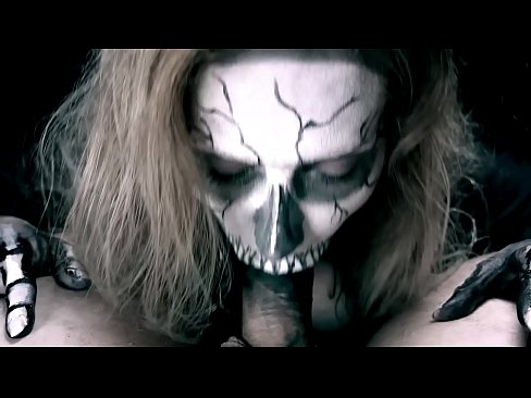 ❤️ Dämonenmädchen lutscht Schwanz mit ihrem schwarzen Mund und schluckt Sperma. ❌ Fucking video bei uns ❌