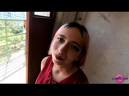 ❤️ Studentin saugt einen Fremden im Outback - Sperma auf seinem Gesicht ❌ Fucking video bei uns ❌